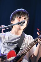 藤森元生（Vo, G）（photo by taku fujii）