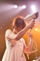 ドライヤーでお色直しをする後藤まりこ。