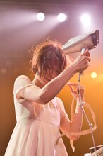 ドライヤーでお色直しをする後藤まりこ。