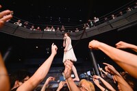 クラウドサーフでPA卓までたどり着いた後藤まりこ。