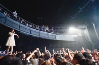 クラウドサーフでPA卓までたどり着いた後藤まりこ。