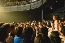 クラウドサーフでPA卓までたどり着いた後藤まりこ。