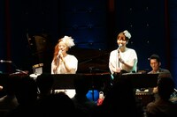 左からAzumi、土岐麻子。