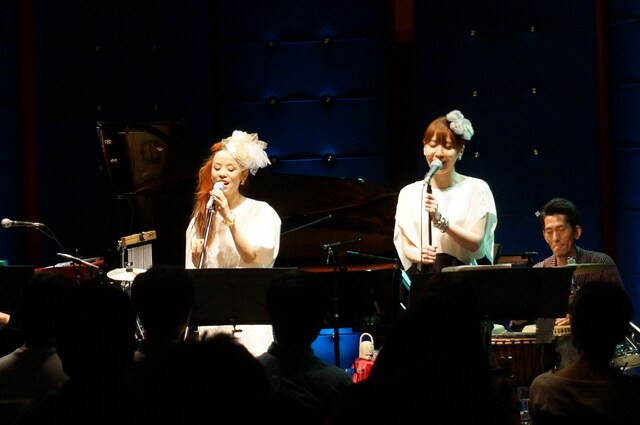 左からAzumi、土岐麻子。