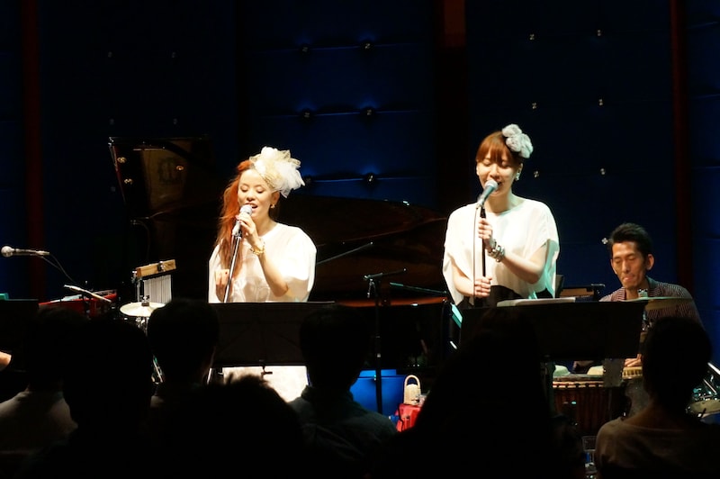 左からAzumi、土岐麻子。