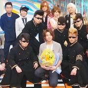 「新堂本兄弟」収録後の記念撮影の様子。