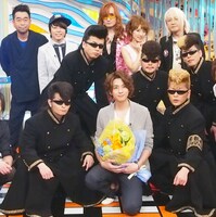 「新堂本兄弟」収録後の記念撮影の様子。