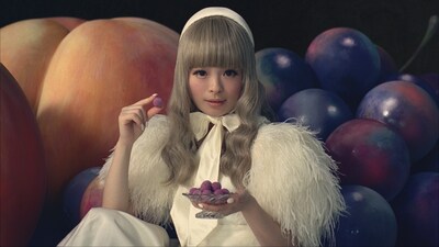 江崎グリコ「アイスの実」新CM「とろける濃厚フルーツ」編のワンシーン。