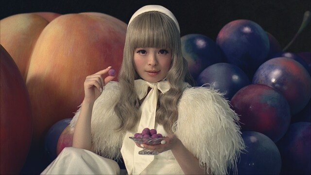 江崎グリコ「アイスの実」新CM「とろける濃厚フルーツ」編のワンシーン。