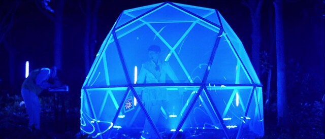 神聖かまってちゃん「ロボットノ夜」PVのワンシーン。