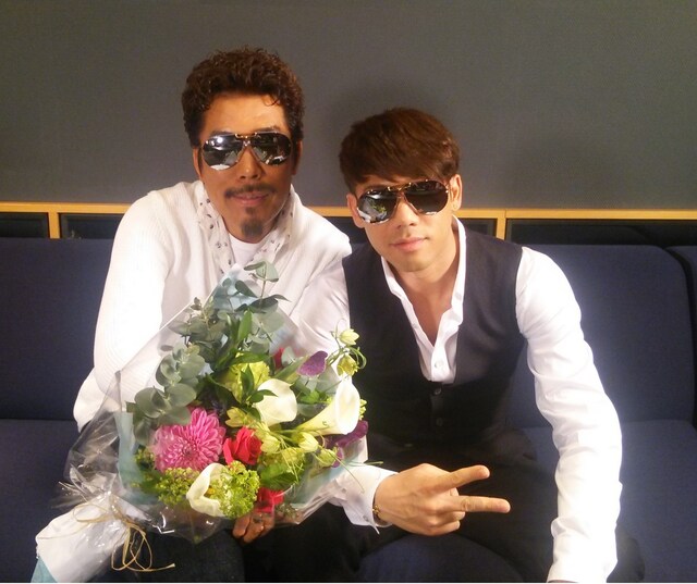 左から鈴木雅之、川畑要。