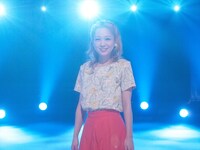 「MUSIC FAIR」で「私たち」を披露する西野カナ。