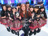 「MUSIC FAIR」出演時の原田真二と私立恵比寿中学。