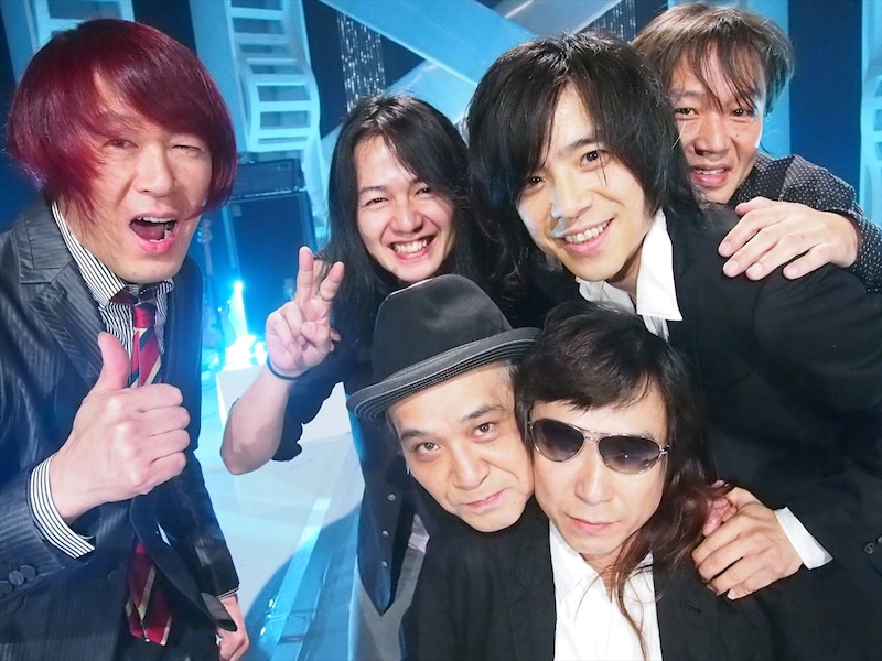 「MUSIC FAIR」出演時のエレファントカシマシと、サポートギタリストのヒラマミキオ、西川進。