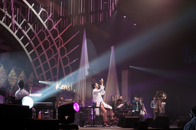 平井堅「Ken's Bar 15th Anniversary Special！Vol.4」2nd STAGEの様子。