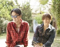 コブクロ。右が小渕健太郎。