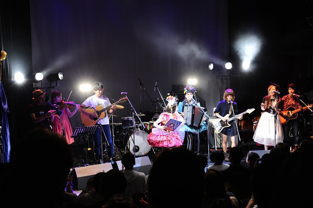 「SMA SHOWCASE 2014～輝け！日本エスエムエー新人賞ケース～」の様子。