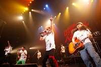 「サンボマスター vs 氣志團 極悪さんぼ～美しくない人間たちの日々～」でセッションする氣志團とサンボマスター。