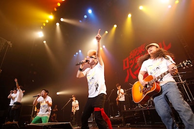 「サンボマスター vs 氣志團 極悪さんぼ～美しくない人間たちの日々～」でセッションする氣志團とサンボマスター。