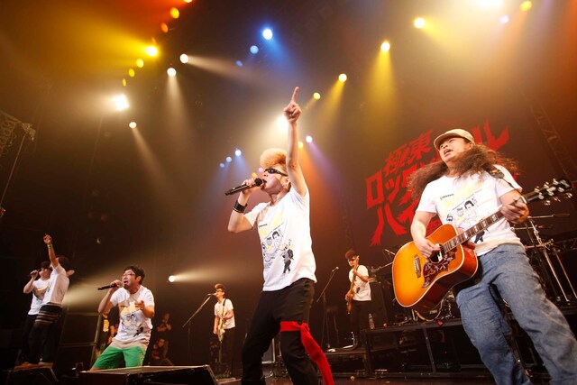 「サンボマスター vs 氣志團 極悪さんぼ～美しくない人間たちの日々～」でセッションする氣志團とサンボマスター。