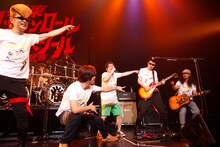 「サンボマスター vs 氣志團 極悪さんぼ～美しくない人間たちの日々～」でセッションする氣志團とサンボマスター。