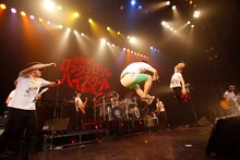 「サンボマスター vs 氣志團 極悪さんぼ～美しくない人間たちの日々～」でセッションする氣志團とサンボマスター。