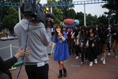 ゾンビ化したスペースシャワーTVのスタッフに追われるaiko。