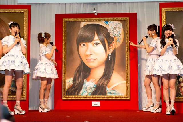 昨年の選抜総選挙1位に輝いた指原莉乃の肖像画が登場し驚くAKB48メンバーたち。