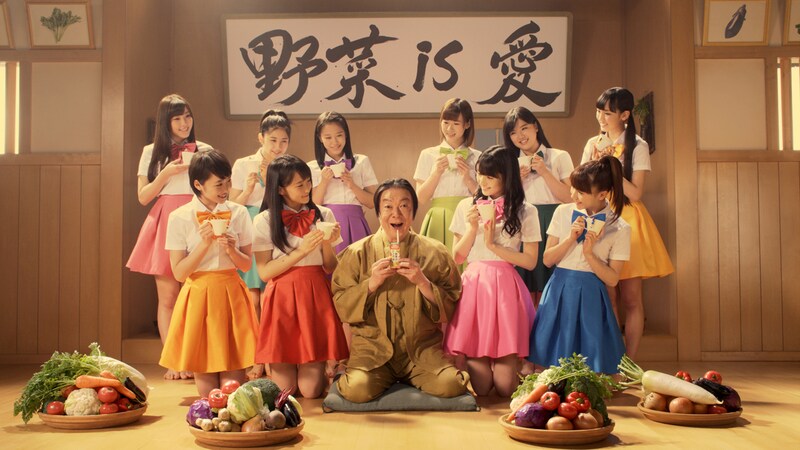 カゴメ「野菜一日これ一本」の新CM「これイチ 名言野郎～全力野菜娘。／フチ子さん」編のワンシーン。