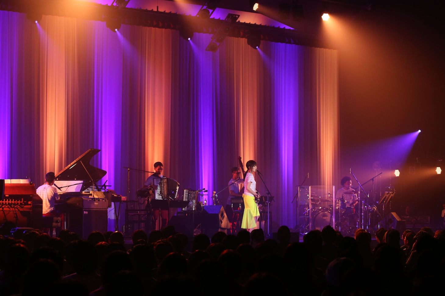 5月26日に行われた椎名林檎「ちょっとしたレコ発2014 ～横浜港へ逆輸入～」神奈川・大さん橋ホール公演の様子。（撮影：外山繁）