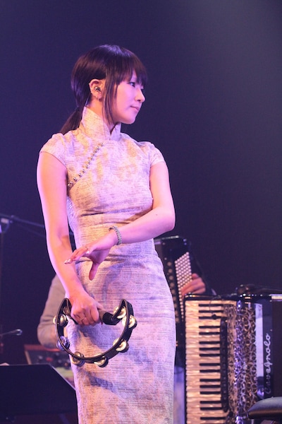 椎名林檎。「ちょっとしたレコ発2014 ～横浜港へ逆輸入～」5月26日公演の様子。（撮影：外山繁）