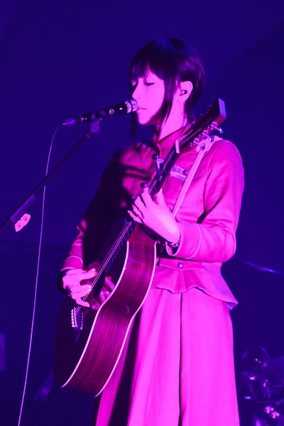 椎名林檎。「ちょっとしたレコ発2014 ～横浜港へ逆輸入～」5月26日公演の様子。（撮影：外山繁）