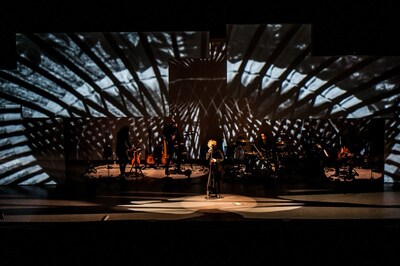 sukekiyo「sukekiyo 二〇一四年公演『別れを惜しむフリは貴方の為』」日本青年館公演の様子。（撮影：中村卓）