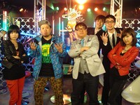 左から藤岡みなみ、サイプレス上野、カンニング竹山、中村愛、写真後列はスパローズ。