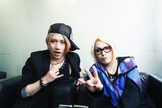 左からYOMI、柩。