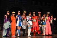 記者会見に登壇した乃木坂46。