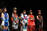 左から松井玲奈、白石麻衣、西野七瀬、生田絵梨花、松村沙友理。