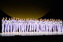 1幕での衣装を着た乃木坂46。