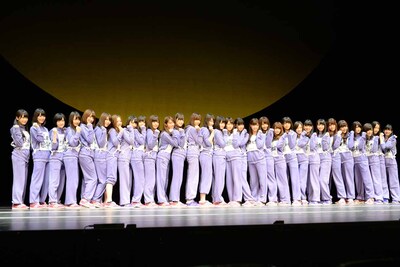 1幕での衣装を着た乃木坂46。