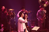 平井堅「Ken's Bar 15th Anniversary Special！Vol.4」2nd STAGEの様子。