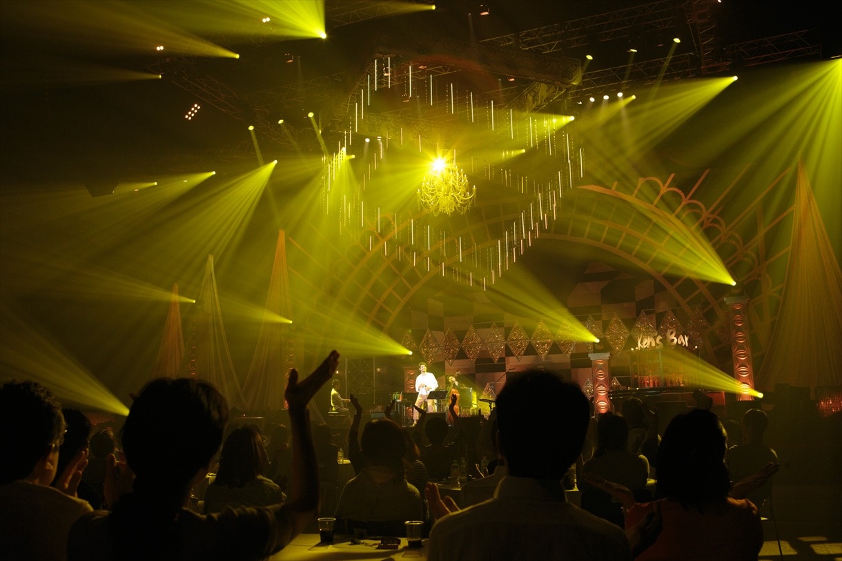 平井堅「Ken's Bar 15th Anniversary Special！Vol.4」2nd STAGEの様子。