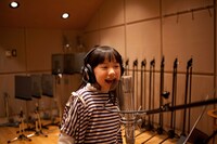 レコーディングに挑む芦田愛菜。