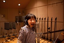 レコーディングに挑む芦田愛菜。