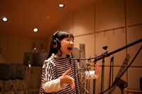 レコーディングに挑む芦田愛菜。
