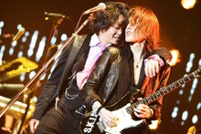 左からRYUICHI（Vo）、SUGIZO（G, Violin）。