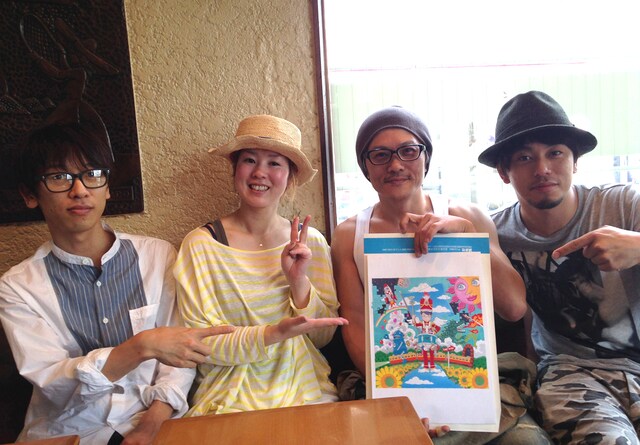 アンダーグラフと窪之内英策（右から2番目）。