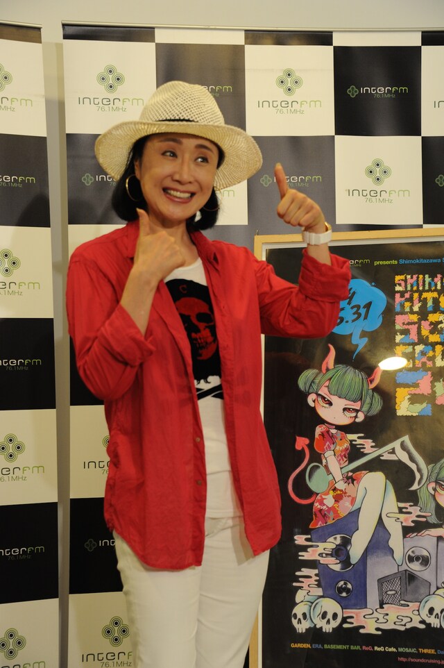 「七尾旅人 presents 百人組手＠富士見丘教会」への意気込みをポーズで示す小林幸子。