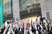 福岡・大丸福岡天神店 エルガーラパサージュ広場でのフリーライブの様子。