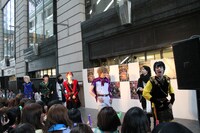 福岡・大丸福岡天神店 エルガーラパサージュ広場でのフリーライブの様子。