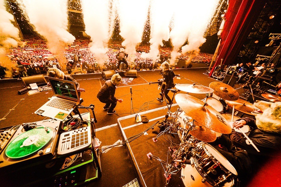 MAN WITH A MISSION「Tales of Purefly Tour 2014」千葉・幕張メッセ公演の様子。